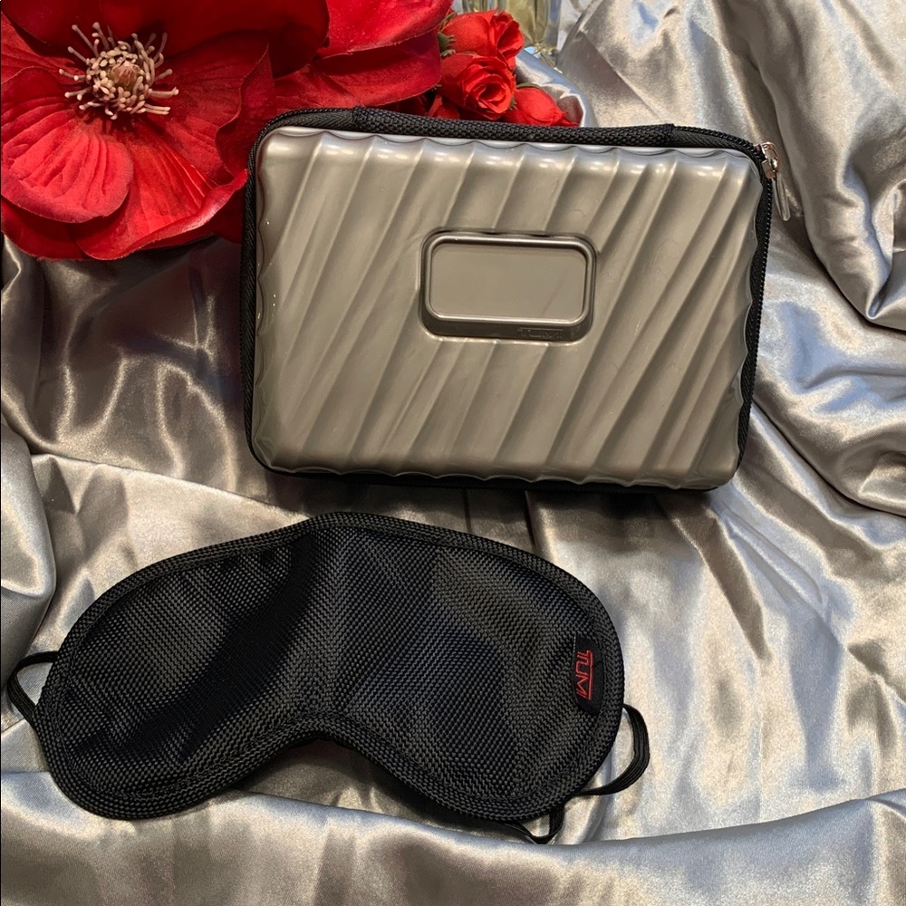 🌹TUMI for DELTA Compact Hard Shell SMALLTravel Case - Silver - w/ TUMI EYE MASK